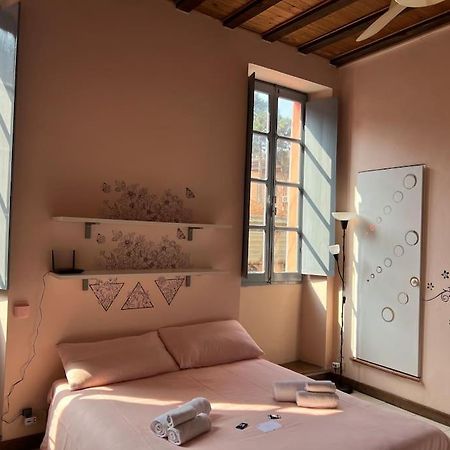 Minimal Studio Con Travi A Vista Piacenza Luaran gambar