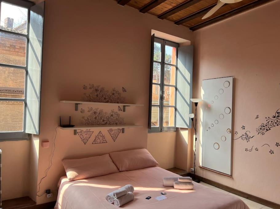 Minimal Studio Con Travi A Vista Piacenza Luaran gambar