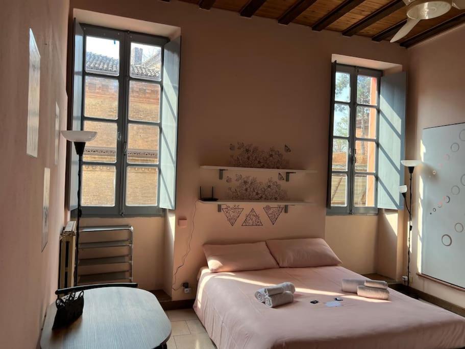 Minimal Studio Con Travi A Vista Piacenza Luaran gambar