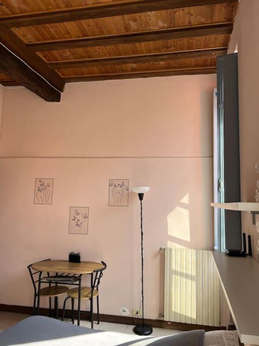 Minimal Studio Con Travi A Vista Piacenza Luaran gambar
